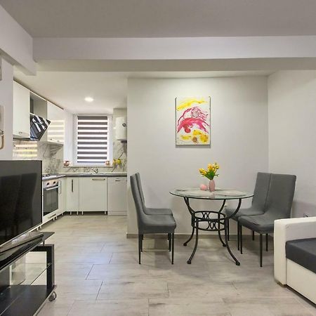 Old Town Apartments In City Center พูลา ภายนอก รูปภาพ