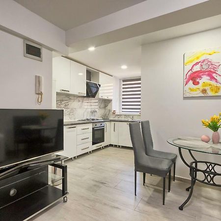 Old Town Apartments In City Center พูลา ภายนอก รูปภาพ