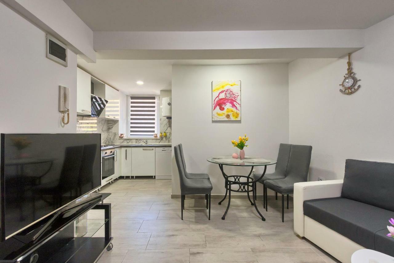 Old Town Apartments In City Center พูลา ภายนอก รูปภาพ