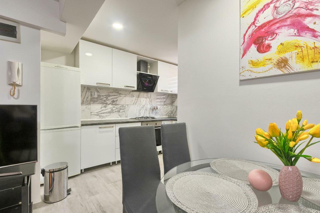 Old Town Apartments In City Center พูลา ภายนอก รูปภาพ