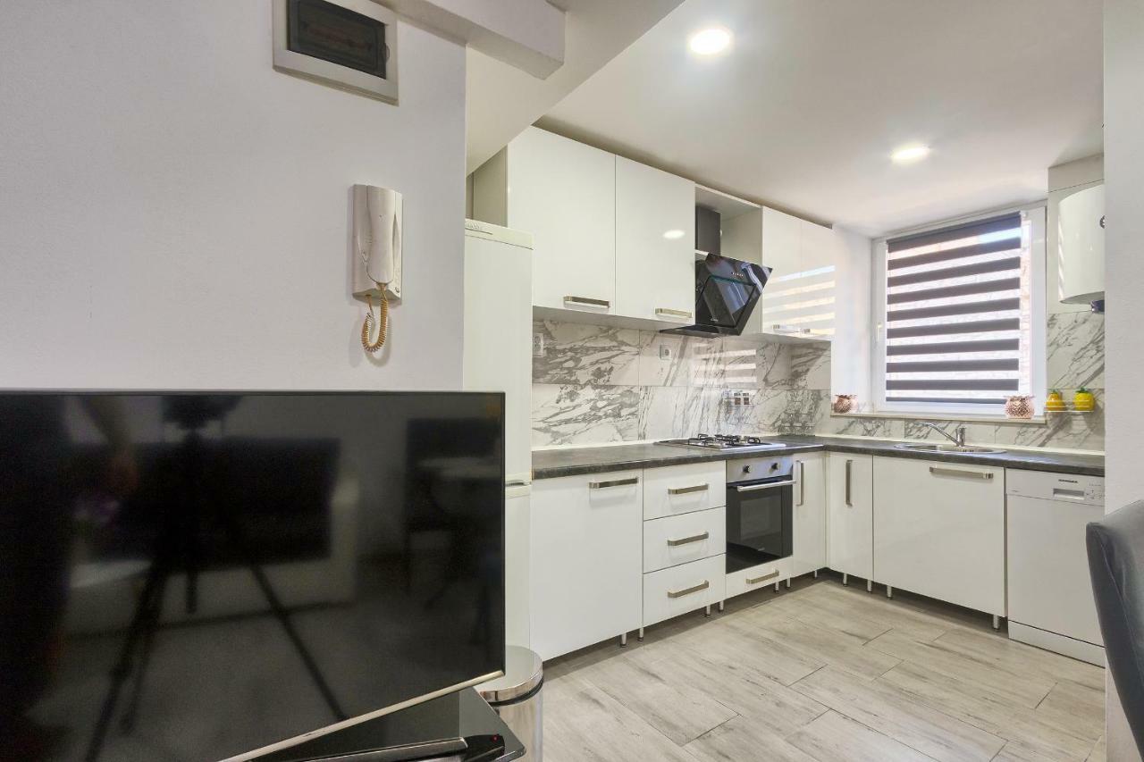 Old Town Apartments In City Center พูลา ภายนอก รูปภาพ